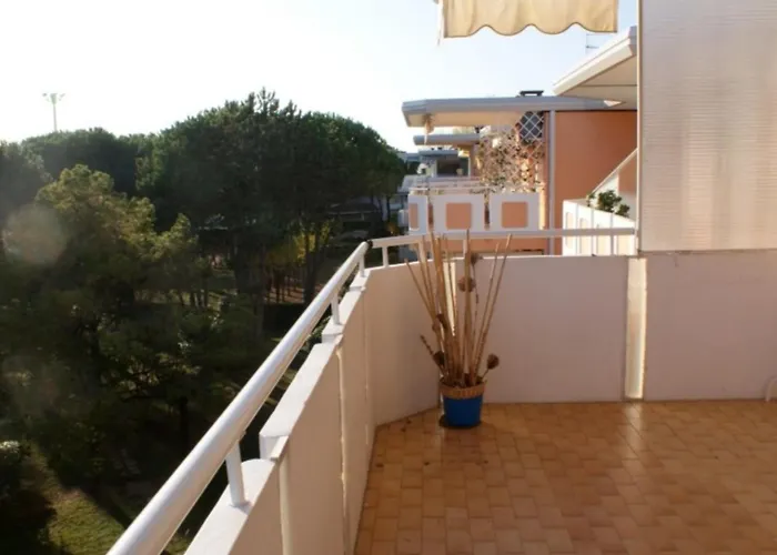 In A With Pool Бібіоне